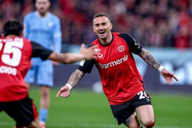 Sport Themen der Woche KW13 Sport Bilder des Tages 28.03.2025, Fußball, Bayer 04 Leverkusen - VfL Bochum, 1. Fußball Bundesliga, 27. Spieltag, BayArena, Saison 2024 2025: Torjubel nach dem Tor zum 1:0 durch Torschütze Aleix Garcia (Bayer04 Leverkusen 24) zusammen mit Exequiel Palacios (Bayer04 Leverkusen 25) DFB regulations prohibit any use of photographs as image sequences and or quasi-video. Nordrhein-Westfalen Deutschland *** 28 03 2025, Soccer, Bayer 04 Leverkusen VfL Bochum, 1 Soccer Bundesliga, 27 Matchday, BayArena, Season 2024 2025 Goal celebration after the goal to 1 0 by scorer Aleix Garcia Bayer04 Leverkusen 24 together with Exequiel Palacios Bayer04 Leverkusen 25 DFB regulations prohibit any use of photographs as image sequences and or quasi video Nordrhein Westfalen Germany