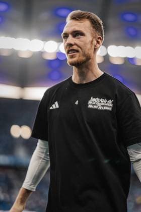 Fußball Männer Saison 2024 2025 2. Fußball-Bundesliga 27. Spieltag Hamburger SV vs. SV 07 Elversberg 28.03.2025 Sebastian Schonlau ( 4, HSV) nach dem Aufwärmen mit einem Tshirt mit der Aufschrift Alle Gemeinsam und Nicht Alleine Hamburg Volksparkstadion Hamburg Deutschland *** Soccer Men Season 2024 2025 2 Soccer Bundesliga 27 Matchday Hamburger SV vs SV 07 Elversberg 28 03 2025 Sebastian Schonlau 4, HSV after the warm-up with a T-shirt with the inscription Alle Gemeinsam und Nicht Alleine Hamburg Volksparkstadion Hamburg Germany