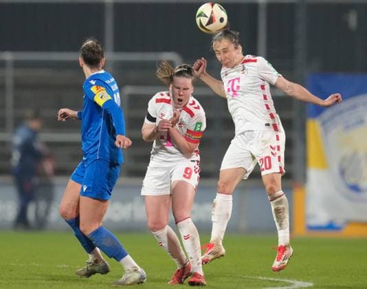 Merza Julevic (FC Carl Zeiss Jena, 10) gegen Adriana Achcinska (1. FC Koeln, 9) und Sylwia Matysik (1. FC Koeln, 20) GER, 1. FC Koeln vs FC Carl Zeiss Jena, Fussball, Google Pixel Frauen Bundesliga, 18. Spieltag, Saison 2024 2025, 28.03.2025 DFL REGULATIONS PROHIBIT ANY USE OF PHOTOGRAPHS AS IMAGE SEQUENCES AND OR QUASI-VIDEO GER, 1. FC Koeln vs FC Carl Zeiss Jena, Fussball, Google Pixel Frauen Bundesliga, 18. Spieltag, Saison 2024 2025, 28.03.2025 Koeln Copyright: xEibner-Pressefoto ScottxColemanx EP_SCN