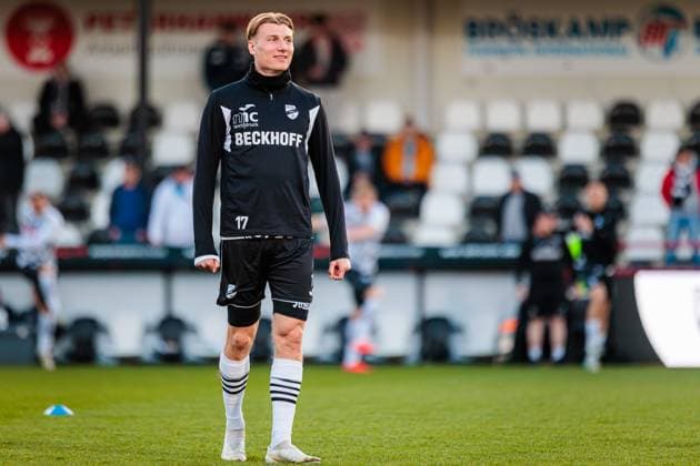 Eduard Probst (SC Verl, 17) GER, SC Verl vs. Rot-Weiss Essen, Fussball, 3. Liga, 30. Spieltag, Spielzeit 2024 2025, 28.03.2025 DFL Regulations prohibit any use of photographers as image sequences and or quasi-video. GER, SC Verl vs. Rot-Weiss Essen, Fussball, 3. Liga, 30. Spieltag, Spielzeit 2024 2025, 28.03.2025 Verl Copyright: xEibner-Pressefoto JanxRollingerx EP_JSK
