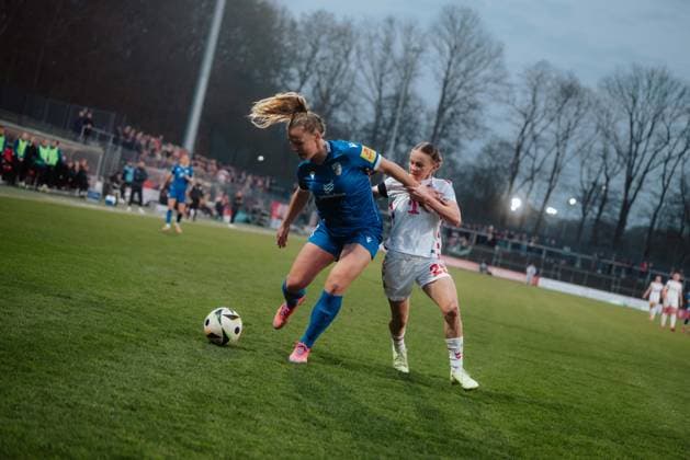 28.03.25, Frauen, Fussball, 1.BL, Saison 2024 2025, 1.FC Köln - FC Carl Zeiss Jena, 18. Spieltag Laura Donhauser 25 vom 1.FC Koeln im Zweikampf mit Melina Reuter 7 vom FC Carl Zeiss Jena