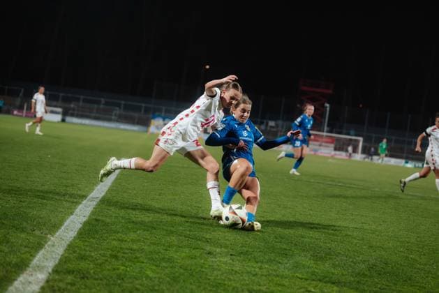 28.03.25, Frauen, Fussball, 1.BL, Saison 2024 2025, 1.FC Köln - FC Carl Zeiss Jena, 18. Spieltag Laura Donhauser 25 vom 1.FC Koeln im Zweikampf mit Merza JuleviÄ‡ 10 vom FC Carl Zeiss Jena