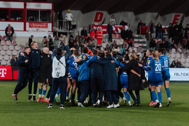 28.03.25, Frauen, Fussball, 1.BL, Saison 2024 2025, 1.FC Köln - FC Carl Zeiss Jena, 18. Spieltag Spielerinnen von Carl Zeiss Jena jubeln im Kreis nach dem Sieg über 1.FC Köln