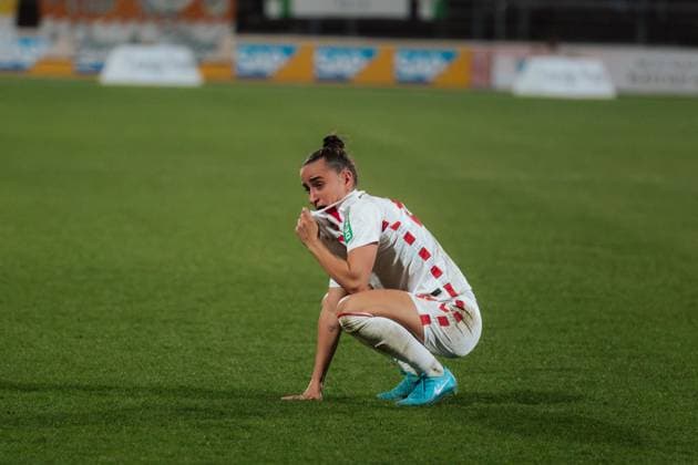 28.03.25, Frauen, Fussball, 1.BL, Saison 2024 2025, 1.FC Köln - FC Carl Zeiss Jena, 18. Spieltag Vanessa Leimenstoll 29 vom 1.FC Koeln sitzt voller Enttäuschung nach Niederlage gegen Carl Zeiss Jena am Boden