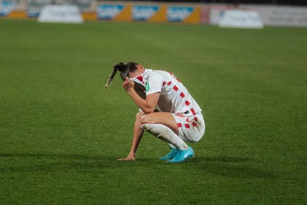 28.03.25, Frauen, Fussball, 1.BL, Saison 2024 2025, 1.FC Köln - FC Carl Zeiss Jena, 18. Spieltag Vanessa Leimenstoll 29 vom 1.FC Koeln sitzt voller Enttäuschung nach Niederlage gegen Carl Zeiss Jena am Boden