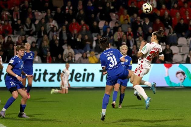 28.03.2025, xsscx, Frauen Fußball, 1. FC Köln - FC Carl Zeiss Jena, 1. Fußball Bundesliga, Franz-Kremer-Stadion, Saison 2024 2025: Nelly Juckel (FC Carl Zeiss Jena 31) im Zweikampf gegen Vanessa Leimenstoll (1. FC Köln 29) DFB regulations prohibit any use of photographs as image sequences and or quasi-video. Nordrhein-Westfalen Deutschland