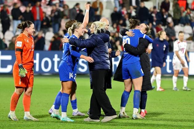 28.03.2025, xsscx, Frauen Fußball, 1. FC Köln - FC Carl Zeiss Jena, 1. Fußball Bundesliga, Franz-Kremer-Stadion, Saison 2024 2025: Die Spielerinnen vom FC Carl Zeiss Jena feiern den Sieg nach dem Spiel DFB regulations prohibit any use of photographs as image sequences and or quasi-video. Nordrhein-Westfalen Deutschland