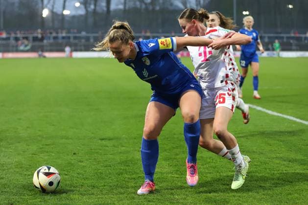28.03.2025, xsscx, Frauen Fußball, 1. FC Köln - FC Carl Zeiss Jena, 1. Fußball Bundesliga, Franz-Kremer-Stadion, Saison 2024 2025: Toma Ihlenburg (FC Carl Zeiss Jena 3) im Zweikampf gegen Laura Donhauser (1. FC Köln 25) DFB regulations prohibit any use of photographs as image sequences and or quasi-video. Nordrhein-Westfalen Deutschland