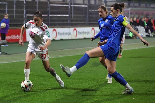 28.03.2025, xsscx, Frauen Fußball, 1. FC Köln - FC Carl Zeiss Jena, 1. Fußball Bundesliga, Franz-Kremer-Stadion, Saison 2024 2025: Laura Donhauser (1. FC Köln 25) im Zweikampf gegen Merza Julevic (FC Carl Zeiss Jena 10) DFB regulations prohibit any use of photographs as image sequences and or quasi-video. Nordrhein-Westfalen Deutschland