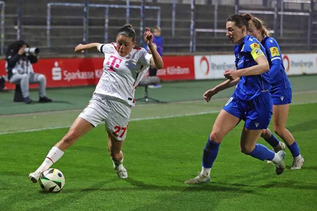 28.03.2025, xsscx, Frauen Fußball, 1. FC Köln - FC Carl Zeiss Jena, 1. Fußball Bundesliga, Franz-Kremer-Stadion, Saison 2024 2025: Laura Donhauser (1. FC Köln 25) im Zweikampf gegen Merza Julevic (FC Carl Zeiss Jena 10) DFB regulations prohibit any use of photographs as image sequences and or quasi-video. Nordrhein-Westfalen Deutschland