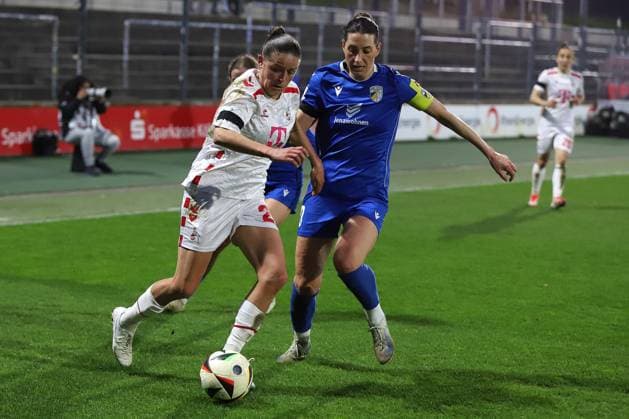 28.03.2025, xsscx, Frauen Fußball, 1. FC Köln - FC Carl Zeiss Jena, 1. Fußball Bundesliga, Franz-Kremer-Stadion, Saison 2024 2025: Laura Donhauser (1. FC Köln 25) im Zweikampf gegen Merza Julevic (FC Carl Zeiss Jena 10) DFB regulations prohibit any use of photographs as image sequences and or quasi-video. Nordrhein-Westfalen Deutschland