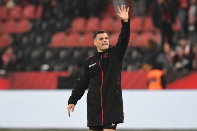 Granit Xhaka ( Bayer 04 Leverkusen ) bedankt sich nach Spielschluss bei den Fans fuer die Unterstuetzung. GER, Bayer 04 Leverkusen vs VFL Bochum, Fussball, Bundesliga, 27. Spieltag, Spielzeit 2024 2025, 28.03.2025 DFL REGULATIONS PROHIBIT ANY USE OF PHOTOGRAPHS AS IMAGE SEQUENCES AND OR QUASI-VIDEO GER, Bayer 04 Leverkusen vs VFL Bochum, Fussball, Bundesliga, 27. Spieltag, Spielzeit 2024 2025, 28.03.2025 Leverkusen *** Granit Xhaka Bayer 04 Leverkusen thanks the fans after the match for their support GER, Bayer 04 Leverkusen vs VFL Bochum, Football, Bundesliga, Matchday 27, Season 2024 2025, 28 03 2025 DFL REGULATES PROHIBIT ANY USE OF PHOTOGRAPHS AS IMAGE SEQUENCES AND OR QUASI VIDEO GER, Bayer 04 Leverkusen vs VFL Bochum, Football, Bundesliga, Matchday 27, Season 2024 2025, 28 03 2025 Leverkusen Copyright: xEibner-Pressefoto ThomasxThienelx EP_TTL