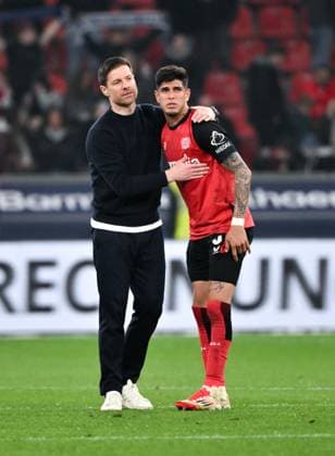 Jubel Trainer Xabi Alonso (Bayer 04 Leverkusen), Xabier Alonso, Piero Hincapie (Bayer 04 Leverkusen), v.li. 28.03.2025, Fussball 1. Bundesliga, 27. Spieltag, Saison 2024 2025 Bayer 04 Leverkusen - VfL Bochum 3:1 Foto: Maik Hölter Team2 DFL regulations prohibit any use of photographs as image sequences and or quasi-video Leverkusen BayArena Nordrhein Westfalen Deutschland