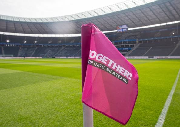 Fussball, Herren, Saison 2024 2025, 2. Bundesliga (27. Spieltag), Hertha BSC - Karlsruher SC, Eckfahnen mit dem Motto des Aktionsspieltages: Together! Stop hate. Be a team., 29.03. 2025,