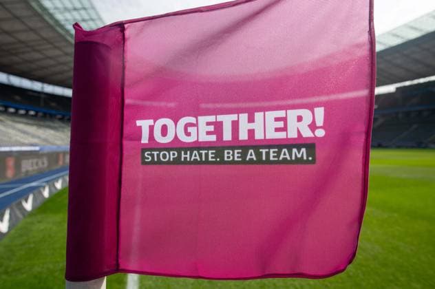 Fussball, Herren, Saison 2024 2025, 2. Bundesliga (27. Spieltag), Hertha BSC - Karlsruher SC, Eckfahnen mit dem Motto des Aktionsspieltages: Together! Stop hate. Be a team., 29.03. 2025,