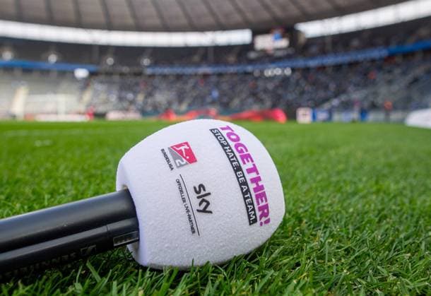 Fussball, Herren, Saison 2024 2025, 2. Bundesliga (27. Spieltag), Hertha BSC - Karlsruher SC, Mikrofone mit dem Motto des Aktionsspieltages: Together! Stop hate. Be a team., 29.03. 2025,