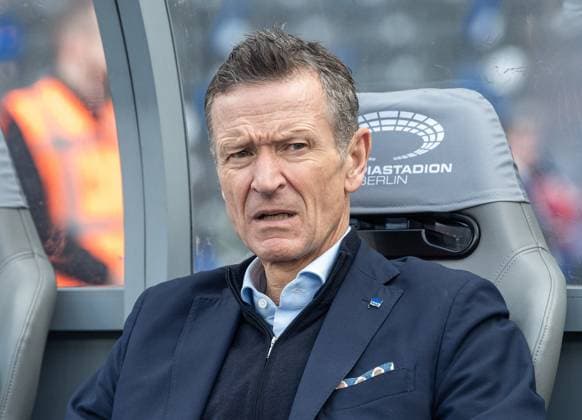 Fussball, Herren, Saison 2024 2025, 2. Bundesliga (27. Spieltag), Hertha BSC - Karlsruher SC, Geschäftsführer Thomas E. Herrich (Hertha BSC) auf der Bank, 29.03. 2025,
