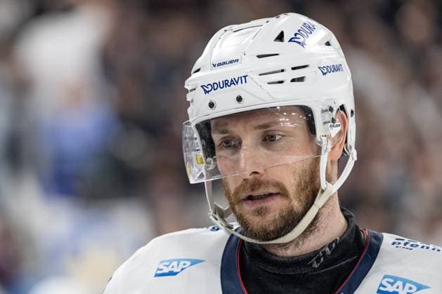 Tom Kuehnhackl (Adler Mannheim, 34) Portrait Portraet. GER, EHC Red Bull Muenchen vs. Adler Mannheim, Eishockey, DEL, Playoffs, Viertelfinale Spiel 6, Saison 2024 2025, 28.03.2025. GER, EHC Red Bull Muenchen vs. Adler Mannheim, Eishockey, DEL, Playoffs, Viertelfinale Spiel 6, Saison 2024 2025, 28.03.2025. Muenchen *** Tom Kuehnhackl Adler Mannheim, 34 Portrait Portraet GER, EHC Red Bull Muenchen vs Adler Mannheim, Ice Hockey, DEL, Playoffs, Quarterfinals Game 6, Season 2024 2025, 28 03 2025 GER, EHC Red Bull Muenchen vs Adler Mannheim, Ice Hockey, DEL, Playoffs, Quarterfinals Game 6, Season 2024 2025, 28 03 2025 Muenchen Copyright: xEibner-Pressefoto HeikexFeinerx EP_HFR