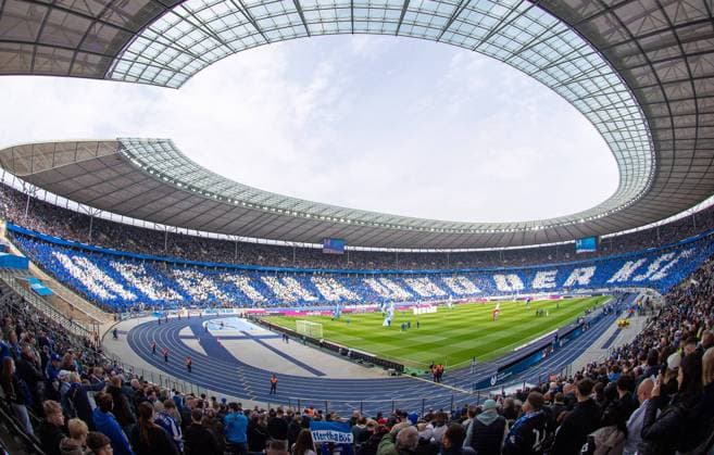 Fussball, Herren, Saison 2024 2025, 2. Bundesliga (27. Spieltag), Hertha BSC - Karlsruher SC, Fans von Hertha und Karlsruhe mit gemeinsamer Choreografie: Hertha und der KSC, 29.03. 2025,