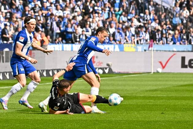 Fussball 2.Bundesliga, Hertha BSC Berlin - Karlsruher SC 29.03.2025, xdanx, Fussball 2.Bundesliga, Hertha BSC Berlin - Karlsruher SC v.l. Fabian Reese (Hertha BSC),Marcel Beifus (Karlsruher SC),Derry Scherhant (Hertha BSC) Zweikampf, Duell, Kampf, tackle (DFL DFB REGULATIONS PROHIBIT ANY USE OF PHOTOGRAPHS as IMAGE SEQUENCES and or QUASI-VIDEO) Daniel Lakomski Mix1Press Berlin Olympiastadion Berlin Deutschland (DEU)