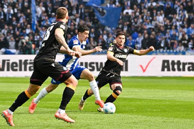 Fussball 2.Bundesliga, Hertha BSC Berlin - Karlsruher SC 29.03.2025, xdanx, Fussball 2.Bundesliga, Hertha BSC Berlin - Karlsruher SC v.l. Ibrahim Maza (Hertha BSC),Robin Heußer (Karlsruher SC) Zweikampf, Duell, Kampf, tackle (DFL DFB REGULATIONS PROHIBIT ANY USE OF PHOTOGRAPHS as IMAGE SEQUENCES and or QUASI-VIDEO) Daniel Lakomski Mix1Press Berlin Olympiastadion Berlin Deutschland (DEU)