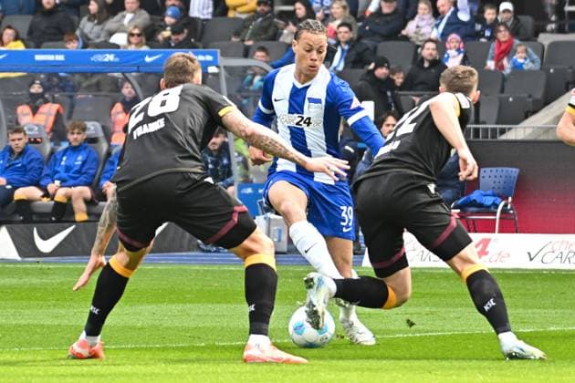 Fussball 2.Bundesliga, Hertha BSC Berlin - Karlsruher SC 29.03.2025, xdanx, Fussball 2.Bundesliga, Hertha BSC Berlin - Karlsruher SC v.l. Marcel Franke (Karlsruher SC),Derry Scherhant (Hertha BSC),Christoph Kobald (Karlsruher SC) Zweikampf, Duell, Kampf, tackle (DFL DFB REGULATIONS PROHIBIT ANY USE OF PHOTOGRAPHS as IMAGE SEQUENCES and or QUASI-VIDEO) Daniel Lakomski Mix1Press Berlin Olympiastadion Berlin Deutschland (DEU)