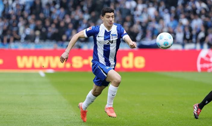 Ibrahim Maza am Ball Einzelbild Freisteller Aktion Fußball Fussball DFL 2.Bundesliga Herren 27. Spieltag Saison 2024 2025 29.03.2025 Hertha BSC Berlin vs. Karlsruher SC KSC DFL regulations prohibit any use of photographs as image sequences and or quasi-video