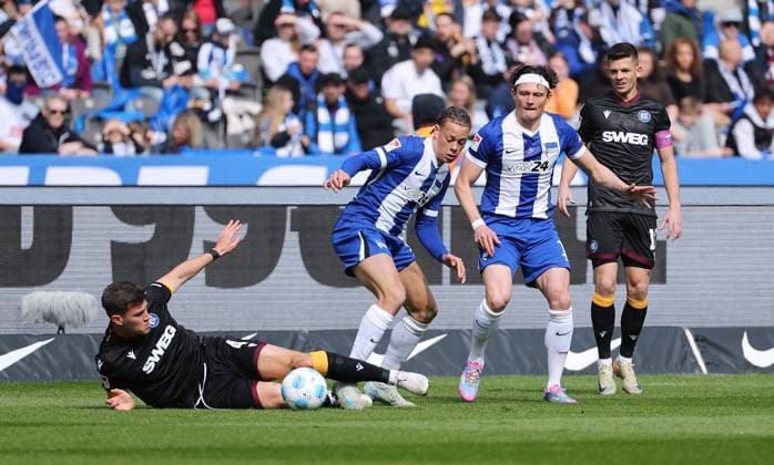 Marcel Beifus, Derry Scherhant am Ball, Fabian Reese Zweikampf Spielszene Aktion Fußball Fussball DFL 2.Bundesliga Herren 27. Spieltag Saison 2024 2025 29.03.2025 Hertha BSC Berlin vs. Karlsruher SC KSC DFL regulations prohibit any use of photographs as image sequences and or quasi-video