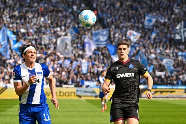 Fussball 2.Bundesliga, Hertha BSC Berlin - Karlsruher SC 29.03.2025, xdanx, Fussball 2.Bundesliga, Hertha BSC Berlin - Karlsruher SC v.l. Fabian Reese (Hertha BSC),Marcel Beifus (Karlsruher SC) Zweikampf, Duell, Kampf, tackle (DFL DFB REGULATIONS PROHIBIT ANY USE OF PHOTOGRAPHS as IMAGE SEQUENCES and or QUASI-VIDEO) Daniel Lakomski Mix1Press Berlin Olympiastadion Berlin Deutschland (DEU)