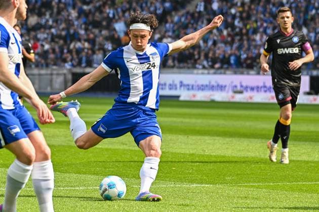 Fussball 2.Bundesliga, Hertha BSC Berlin - Karlsruher SC 29.03.2025, xdanx, Fussball 2.Bundesliga, Hertha BSC Berlin - Karlsruher SC v.l. Torschuss zum 1:0 durch Fabian Reese (Hertha BSC) (DFL DFB REGULATIONS PROHIBIT ANY USE OF PHOTOGRAPHS as IMAGE SEQUENCES and or QUASI-VIDEO) Daniel Lakomski Mix1Press Berlin Olympiastadion Berlin Deutschland (DEU)