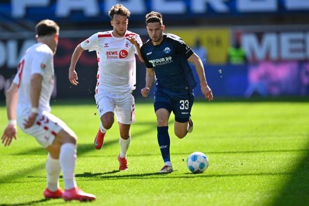 Paderborn, Home Deluxe Arena, 29.03.25, GER, Herren, 2.Bundesliga, Saison 2024-2025, SC Paderborn 07 - 1.FC Koeln Bild: v.li. im Zweikampf Luca WALDSCHMIDT (Koeln) und Marcel HOFFMEIER (Paderborn) DFL regulations prohibit any use of photographs as image sequences and or quasi-video. NRW Deutschland