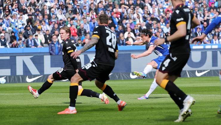 Fabian Reese erzielt das Tor zum 1:0 Zweikampf Spielszene Aktion Fußball Fussball DFL 2.Bundesliga Herren 27. Spieltag Saison 2024 2025 29.03.2025 Hertha BSC Berlin vs. Karlsruher SC KSC DFL regulations prohibit any use of photographs as image sequences and or quasi-video