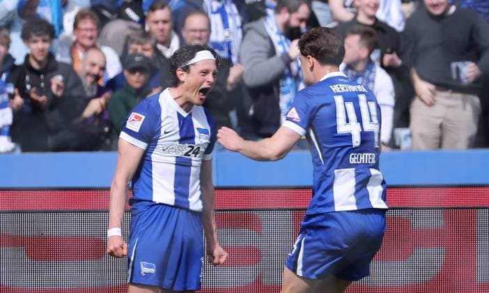Fabian Reese jubelt nach 1:0 mit Linus Gechter Freude Emotion Jubel Fußball Fussball DFL 2.Bundesliga Herren 27. Spieltag Saison 2024 2025 29.03.2025 Hertha BSC Berlin vs. Karlsruher SC KSC DFL regulations prohibit any use of photographs as image sequences and or quasi-video