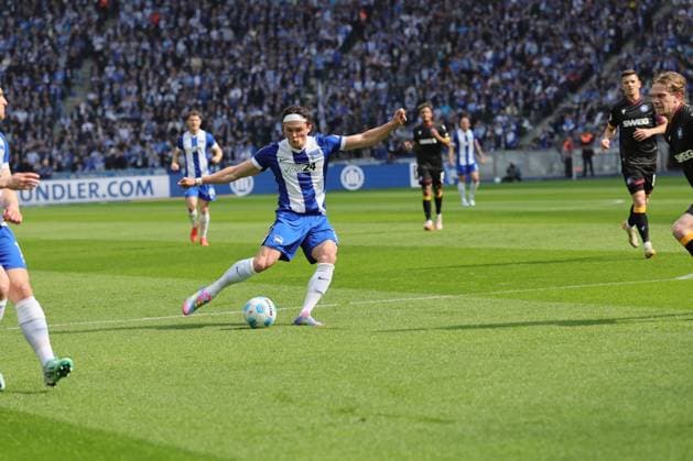 2. Fußball Bundesliga, Hertha BSC - Karlsruher SC Tor, Fabian Reese (Hertha BSC Berlin 11) trift zum 1:0 ins Tor, während der Begegnung in der 2. Fußball Bundesliga, Hertha BSC - Karlsruher SC in Berlin, Olympiastadion, am 29.03.2025. DFB regulations prohibit any use of photographs as image sequences and or quasi video.