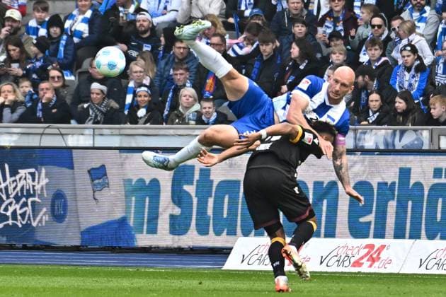 Fussball 2.Bundesliga, Hertha BSC Berlin - Karlsruher SC 29.03.2025, xdanx, Fussball 2.Bundesliga, Hertha BSC Berlin - Karlsruher SC v.l. Toni Leistner (Hertha BSC),Bambase Conte (Karlsruher SC) Zweikampf, Duell, Kampf, tackle (DFL DFB REGULATIONS PROHIBIT ANY USE OF PHOTOGRAPHS as IMAGE SEQUENCES and or QUASI-VIDEO) Daniel Lakomski Mix1Press Berlin Olympiastadion Berlin Deutschland (DEU)