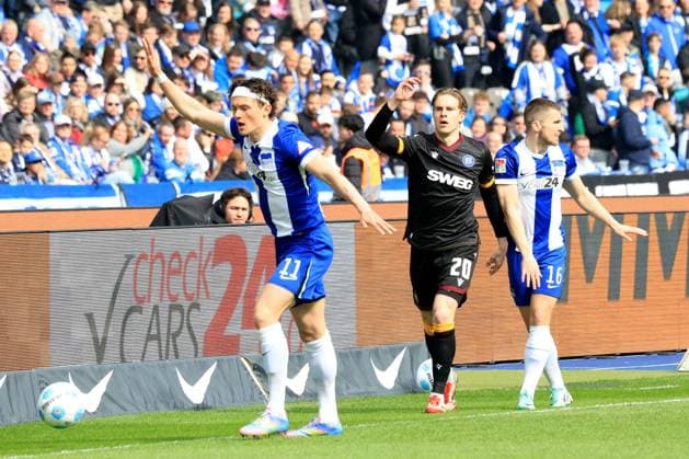 DEU, DFL, 2. FBL, Hertha BSC vs. Karlsruher SC, 29.03.2025, Berliner Olympiastadion, Berlin, DEU, DFL, 2. FBL, Hertha BSC vs. Karlsruher SC, im Bild Fabian Reese (Hertha BSC Berlin 11), Jonjoe Kenny (Hertha BSC Berlin 16), David Herold (Karlsruher SC 20) DFL - regulations prohibit any use of Photographs as image sequences and or quasi-video Foto: Juergen Engler nordphoto GmbH