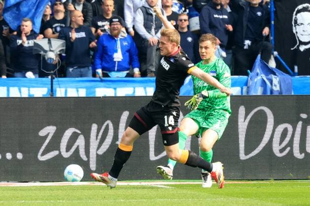 DEU, DFL, 2. FBL, Hertha BSC vs. Karlsruher SC, 29.03.2025, Berliner Olympiastadion, Berlin, DEU, DFL, 2. FBL, Hertha BSC vs. Karlsruher SC, im Bild Tjark Ernst (Hertha BSC Berlin 1), Jordi Figueras (Karlsruher SC 14) DFL - regulations prohibit any use of Photographs as image sequences and or quasi-video Foto: Juergen Engler nordphoto GmbH