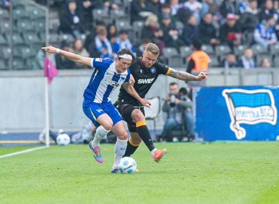 Fussball, Herren, Saison 2024 2025, 2. Bundesliga (27. Spieltag), Hertha BSC - Karlsruher SC, v.l. Fabian Reese (Hertha BSC), Marcel Franke (Karlsruher SC), 29.03. 2025,