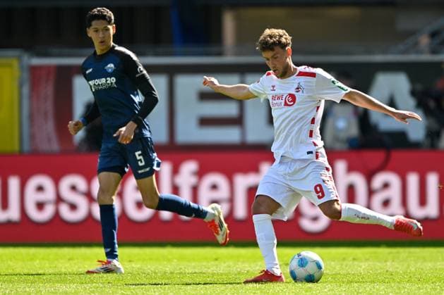 Paderborn, Home Deluxe Arena, 29.03.25, GER, Herren, 2.Bundesliga, Saison 2024-2025, SC Paderborn 07 - 1.FC Koeln Bild: v.li. im Zweikampf Santiago CASTANEDA (Paderborn) und Luca WALDSCHMIDT (Koeln) DFL regulations prohibit any use of photographs as image sequences and or quasi-video. NRW Deutschland