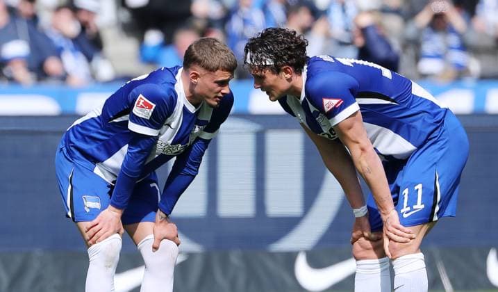 Michael Cuisance und Fabian Reese beraten sich vor Freistoß Aktion Oberkörper Fußball Fussball DFL 2.Bundesliga Herren 27. Spieltag Saison 2024 2025 29.03.2025 Hertha BSC Berlin vs. Karlsruher SC KSC DFL regulations prohibit any use of photographs as image sequences and or quasi-video