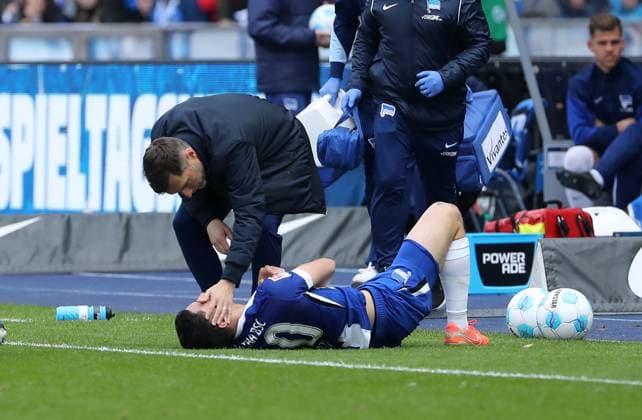 Trainer Stefan Leitl, Ibrahim Maza angeschlagen, verletzt Fußball Fussball DFL 2.Bundesliga Herren 27. Spieltag Saison 2024 2025 29.03.2025 Hertha BSC Berlin vs. Karlsruher SC KSC DFL regulations prohibit any use of photographs as image sequences and or quasi-video