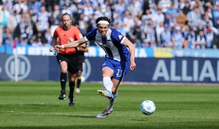 Fabian Reese am Ball Einzelbild Freisteller Aktion Fußball Fussball DFL 2.Bundesliga Herren 27. Spieltag Saison 2024 2025 29.03.2025 Hertha BSC Berlin vs. Karlsruher SC KSC DFL regulations prohibit any use of photographs as image sequences and or quasi-video