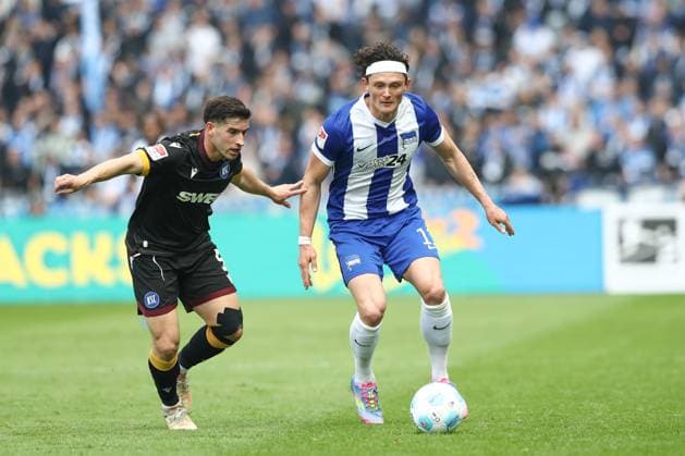 29.03.2025, xtgx, Fussball 2. Bundesliga, Hertha BSC Berlin - Karlsruher SC emspor, v.l. Robin Heusser (Heußer, Karlsruhe, 5), Fabian Reese (Hertha, 11) (DFL DFB REGULATIONS PROHIBIT ANY USE OF PHOTOGRAPHS as IMAGE SEQUENCES and or QUASI-VIDEO) Berlin