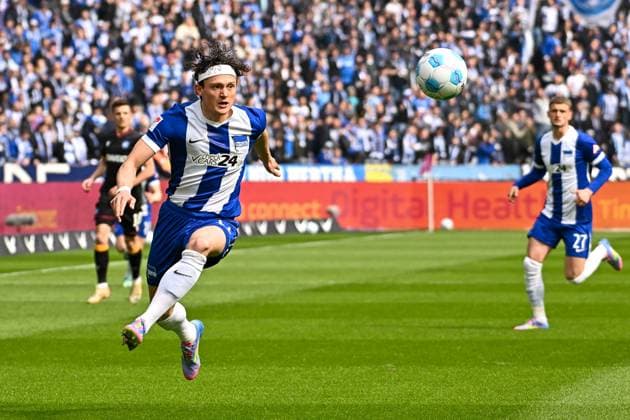 Fussball 2.Bundesliga, Hertha BSC Berlin - Karlsruher SC 29.03.2025, xdanx, Fussball 2.Bundesliga, Hertha BSC Berlin - Karlsruher SC v.l. Fabian Reese (Hertha BSC) am Ball (DFL DFB REGULATIONS PROHIBIT ANY USE OF PHOTOGRAPHS as IMAGE SEQUENCES and or QUASI-VIDEO) Daniel Lakomski Mix1Press Berlin Olympiastadion Berlin Deutschland (DEU)