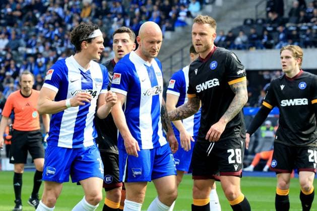 DEU, DFL, 2. FBL, Hertha BSC vs. Karlsruher SC, 29.03.2025, Berliner Olympiastadion, Berlin, DEU, DFL, 2. FBL, Hertha BSC vs. Karlsruher SC, im Bild Fabian Reese (Hertha BSC Berlin 11), Toni Leistner (Hertha BSC Berlin 37), Marcel Franke (Karlsruher SC 28) DFL - regulations prohibit any use of Photographs as image sequences and or quasi-video Foto: Juergen Engler nordphoto GmbH