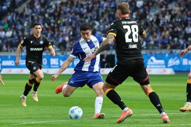 2. Fußball Bundesliga, Hertha BSC - Karlsruher SC Ibrahim Maza (Hertha BSC Berlin 10) beim Torschuss auf das Tor gegen Marcel Franke (Karlsruher SC 28), während der Begegnung in der 2. Fußball Bundesliga, Hertha BSC - Karlsruher SC in Berlin, Olympiastadion, am 29.03.2025. DFB regulations prohibit any use of photographs as image sequences and or quasi video.