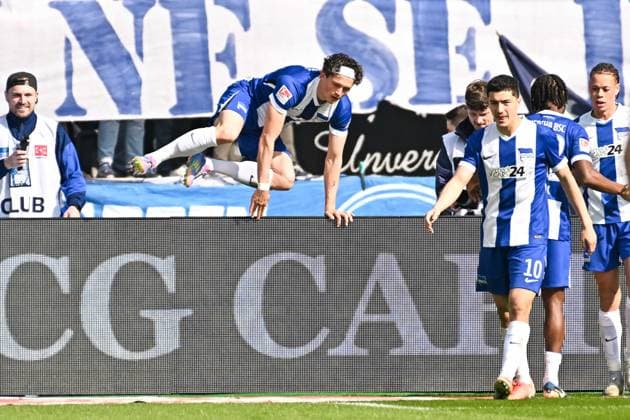 Fussball 2.Bundesliga, Hertha BSC Berlin - Karlsruher SC 29.03.2025, xdanx, Fussball 2.Bundesliga, Hertha BSC Berlin - Karlsruher SC v.l. Fabian Reese (Hertha BSC) springt ueber die Werbebande nach dem 2:0,Ibrahim Maza (Hertha BSC) Jubel ueber das Tor (DFL DFB REGULATIONS PROHIBIT ANY USE OF PHOTOGRAPHS as IMAGE SEQUENCES and or QUASI-VIDEO) Daniel Lakomski Mix1Press Berlin Olympiastadion Berlin Deutschland (DEU)