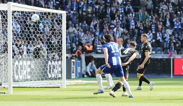 Fabian Reese erzielt das Tor zum 2:0 Zweikampf Spielszene Aktion Fußball Fussball DFL 2.Bundesliga Herren 27. Spieltag Saison 2024 2025 29.03.2025 Hertha BSC Berlin vs. Karlsruher SC KSC DFL regulations prohibit any use of photographs as image sequences and or quasi-video