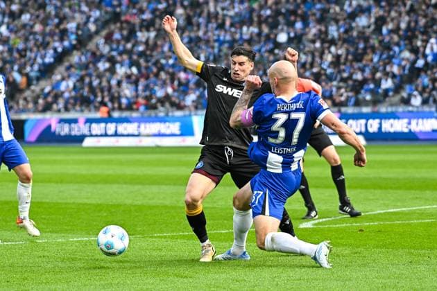 Fussball 2.Bundesliga, Hertha BSC Berlin - Karlsruher SC 29.03.2025, xdanx, Fussball 2.Bundesliga, Hertha BSC Berlin - Karlsruher SC v.l. Robin Heußer (Karlsruher SC),Toni Leistner (Hertha BSC) Foul zum Elfmeter (DFL DFB REGULATIONS PROHIBIT ANY USE OF PHOTOGRAPHS as IMAGE SEQUENCES and or QUASI-VIDEO) Daniel Lakomski Mix1Press Berlin Olympiastadion Berlin Deutschland (DEU) Copyright: xDanielxLakomskix