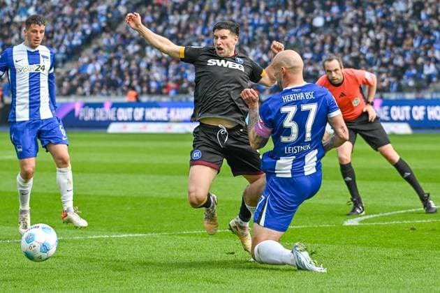 Fussball 2.Bundesliga, Hertha BSC Berlin - Karlsruher SC 29.03.2025, xdanx, Fussball 2.Bundesliga, Hertha BSC Berlin - Karlsruher SC v.l. Robin Heußer (Karlsruher SC),Toni Leistner (Hertha BSC) Foul zum Elfmeter (DFL DFB REGULATIONS PROHIBIT ANY USE OF PHOTOGRAPHS as IMAGE SEQUENCES and or QUASI-VIDEO) Daniel Lakomski Mix1Press Berlin Olympiastadion Berlin Deutschland (DEU)